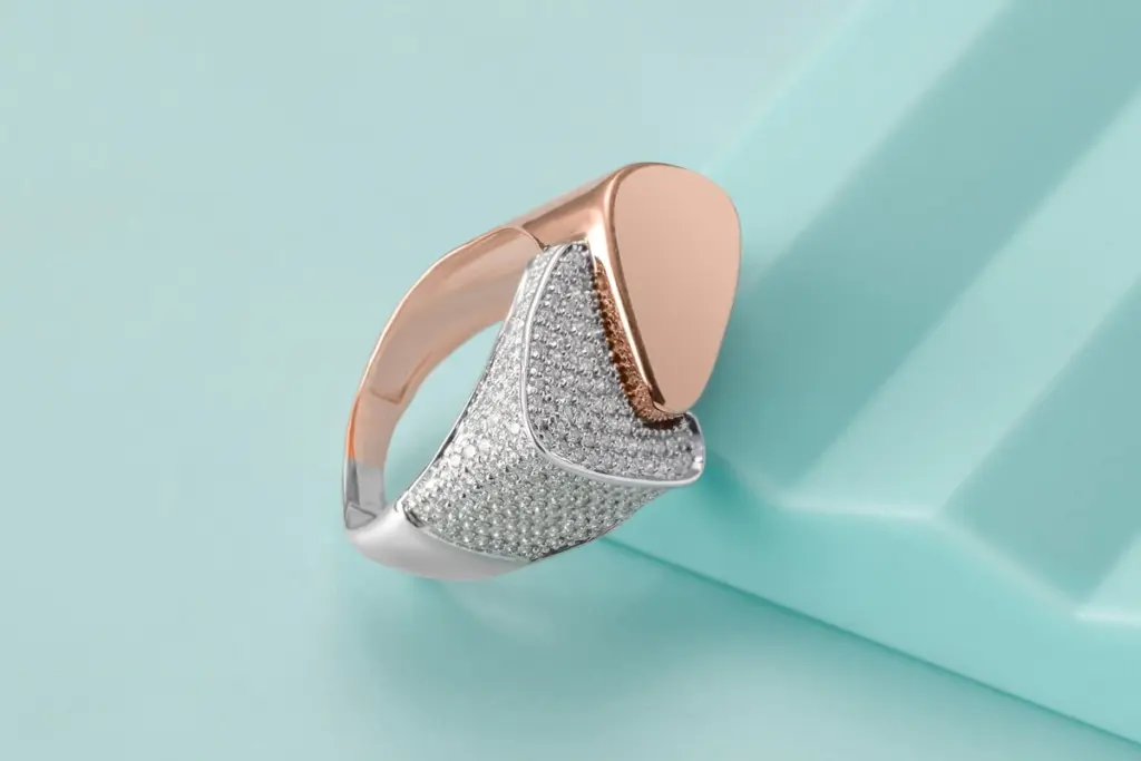 Anillo bicolor de oro rosa y oro blanco con pavé de piedras