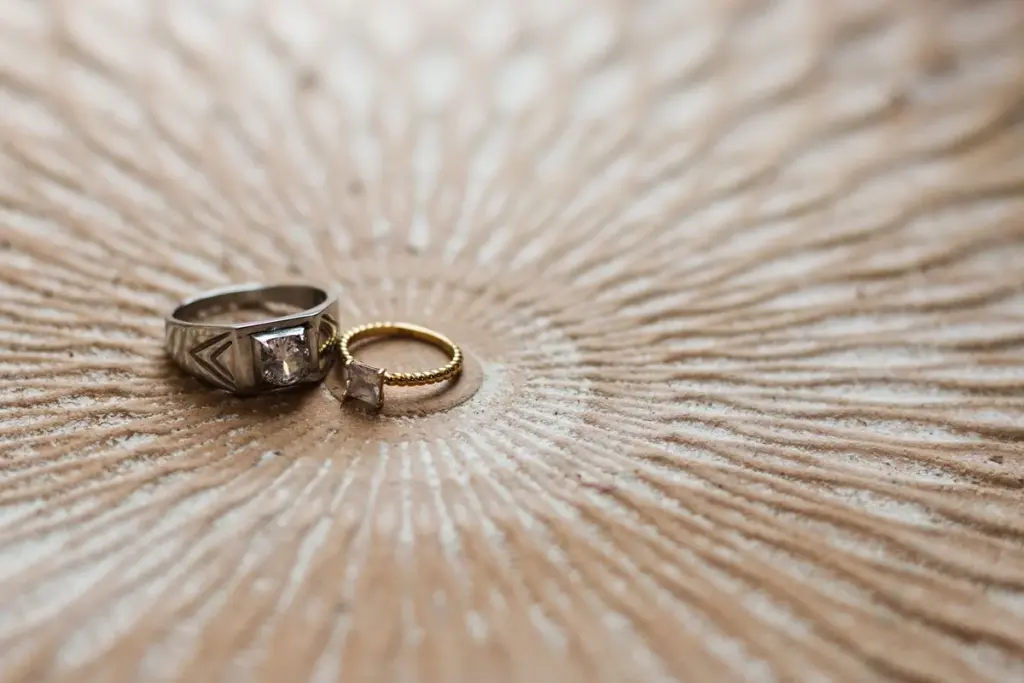Un anillo dorado y otro plateado, uno junto a otro
