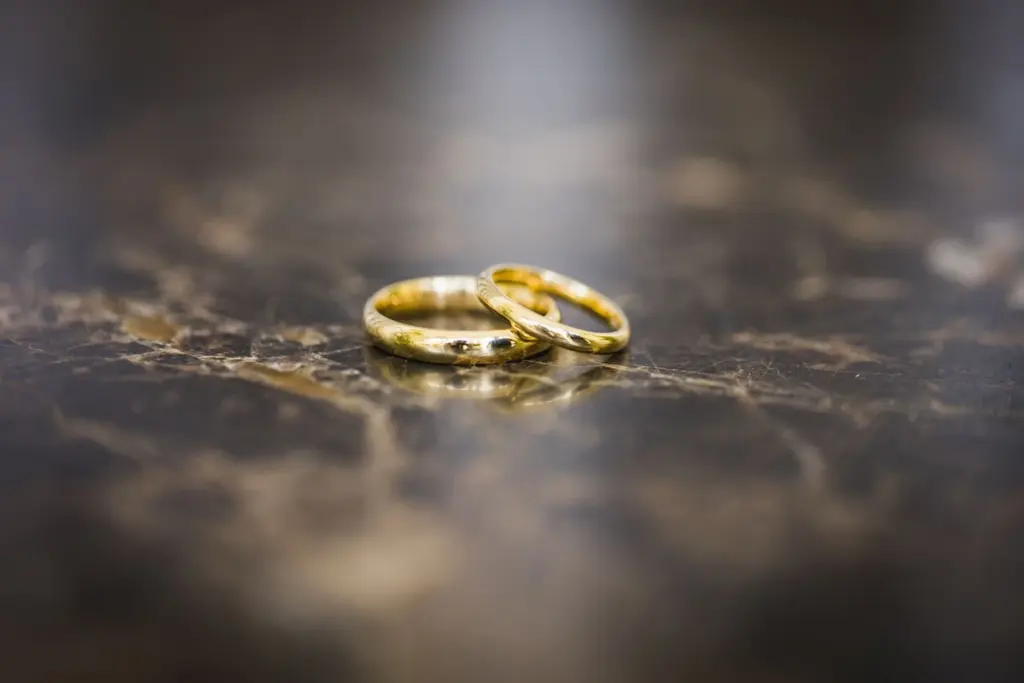 Anillos de oro amarillo sobre una mesa