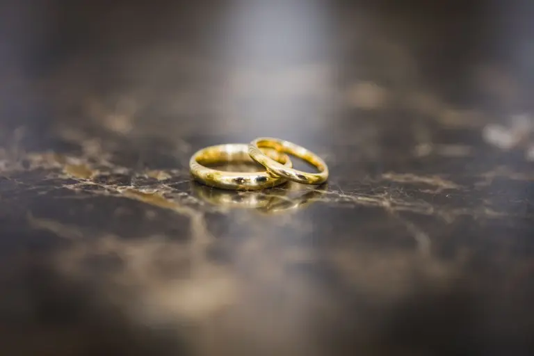 Anillos de oro amarillo sobre una mesa