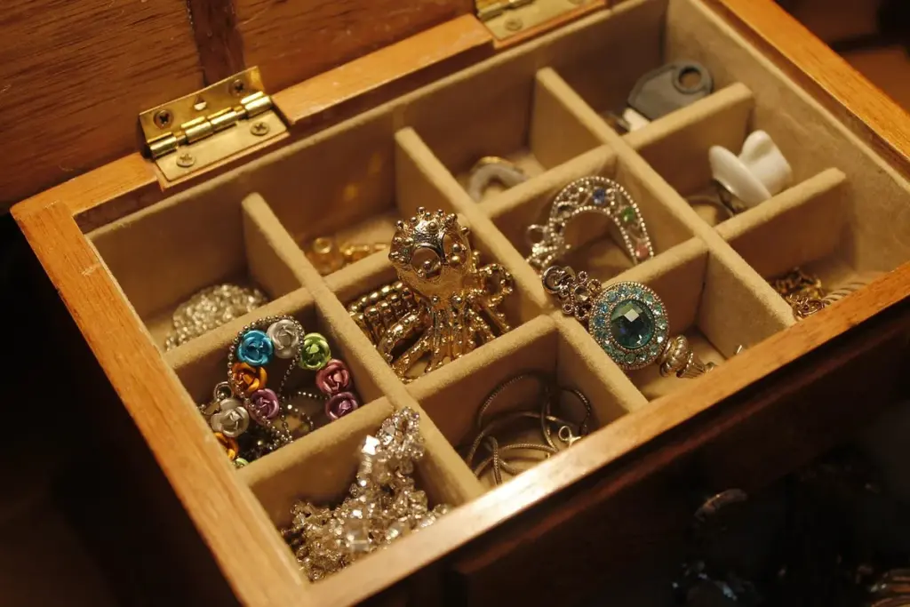 Caja de madera abierta con joyas antiguas