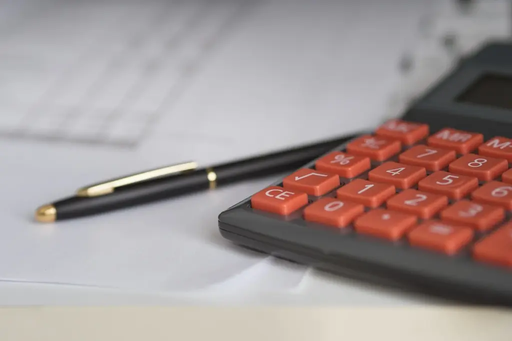 Calculadora y bolígrafo sobre unos documentos