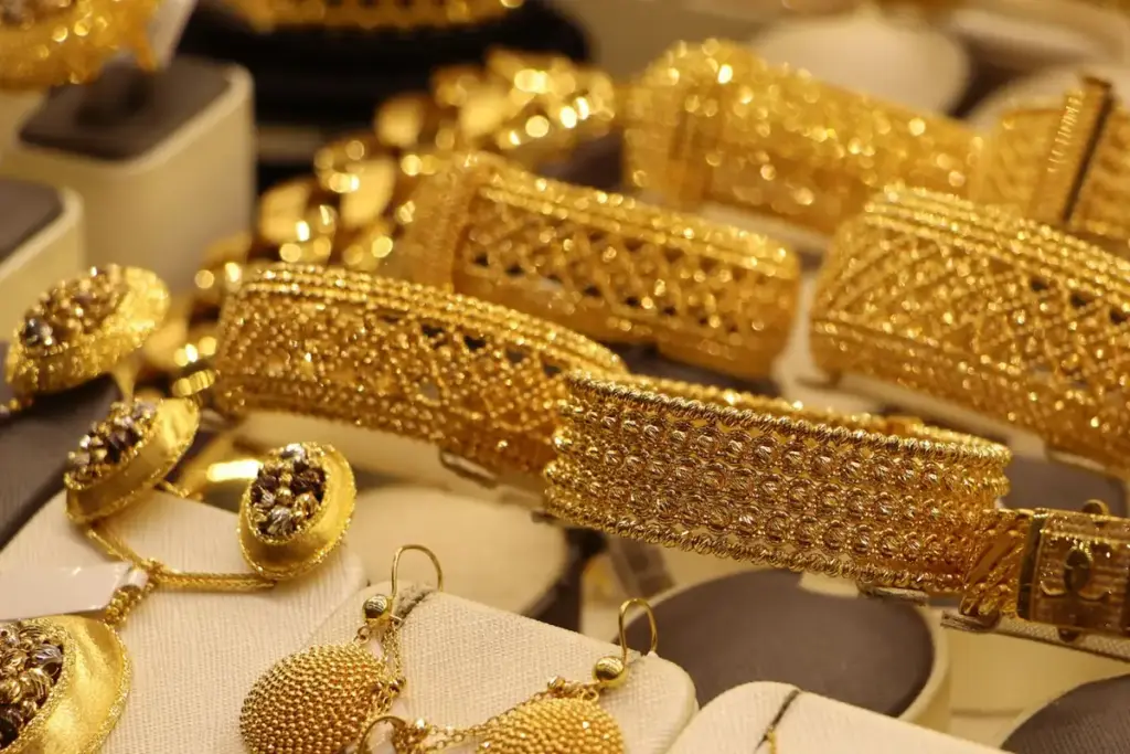 Pulseras y colgantes de oro en el expositor de una joyería