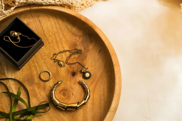 Joyas doradas variadas en una bandeja de madera