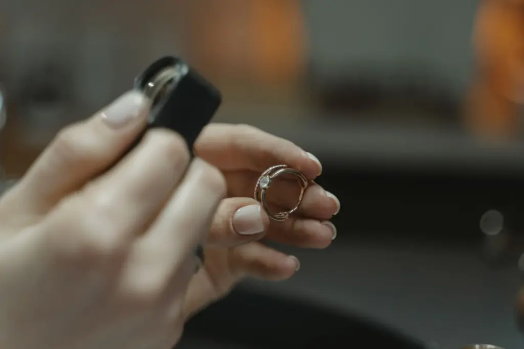 Joyero examinando un anillo de oro con una lupa