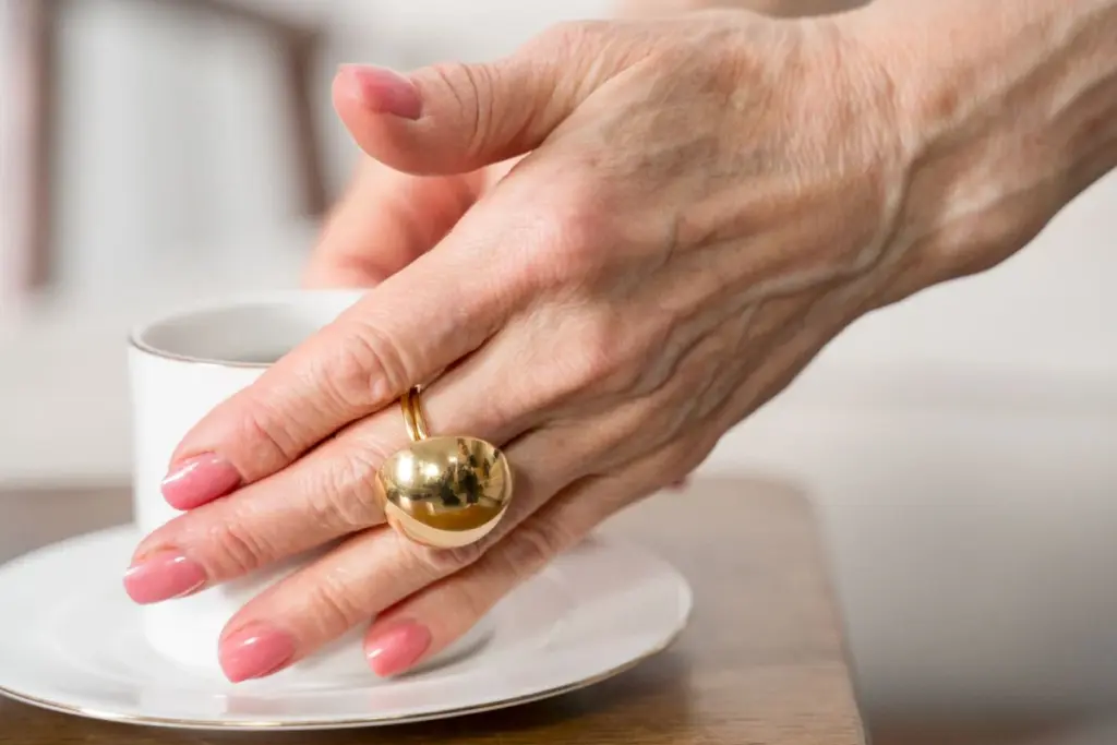 Mano con un anillo de oro en un gesto cotidiano