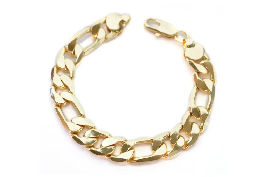 Pulsera de cadena de oro con su cierre sobre fondo blanco