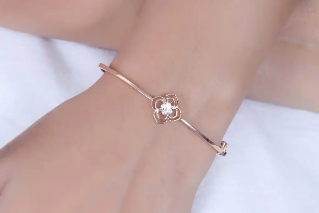 Pulsera de oro rosa en la muñeca