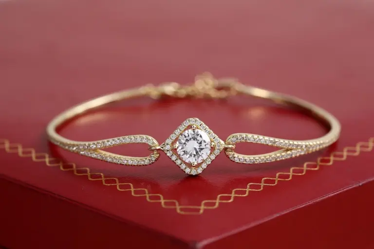 Pulsera de oro sobre una superficie roja